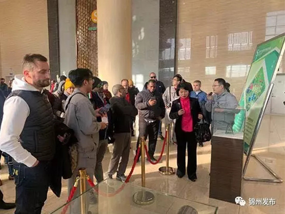 “2019‘一帶一路’國(guó)家新聞官員與媒體人員遼寧行”成員走進(jìn)公司